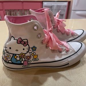 Hello Kitty x Converse